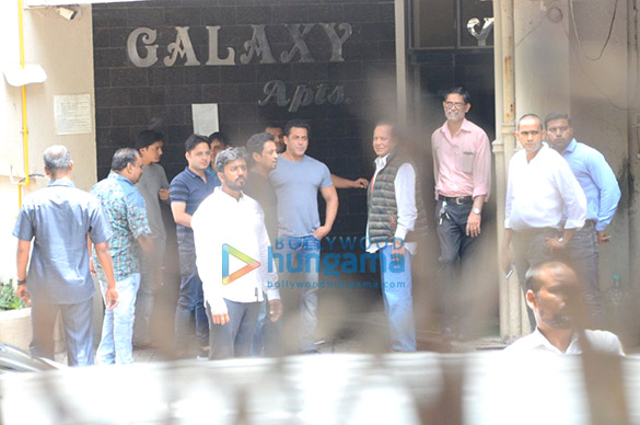 politician nitin gadkari snapped at salman khans house 5