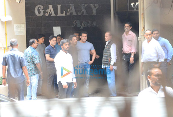 politician nitin gadkari snapped at salman khans house 6