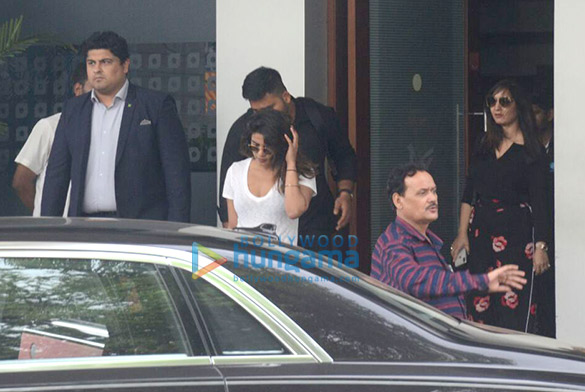 priyanka chopra snapped at the kalina airport gate 3