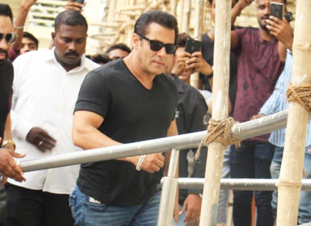 RACE 3 Salman Khan sings LIVE for his fans at the launch of the song 'Allah Duhai Hai'