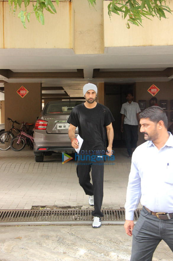 ranbir kapoor snapped at a salon in bandra 1