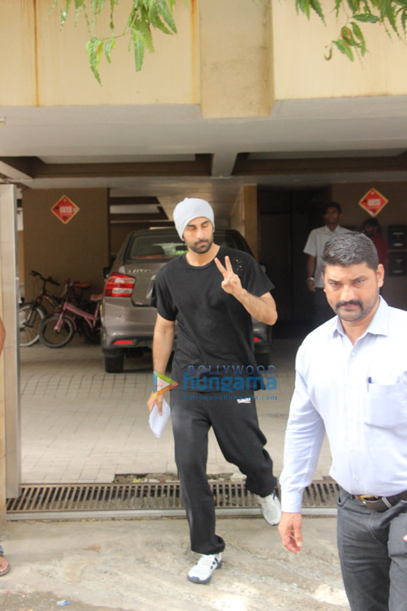 ranbir kapoor snapped at a salon in bandra 3