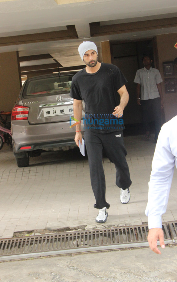 ranbir kapoor snapped at a salon in bandra 6