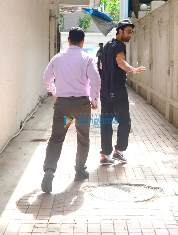 ranbir kapoor spotted at a salon in bandra 4
