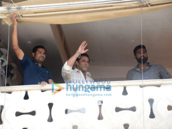 Salman Khan, Arbaaz Khan and family greet fans on Eid outside his residence