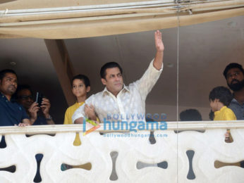 Salman Khan, Arbaaz Khan and family greet fans on Eid outside his residence