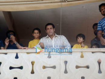 Salman Khan, Arbaaz Khan and family greet fans on Eid outside his residence