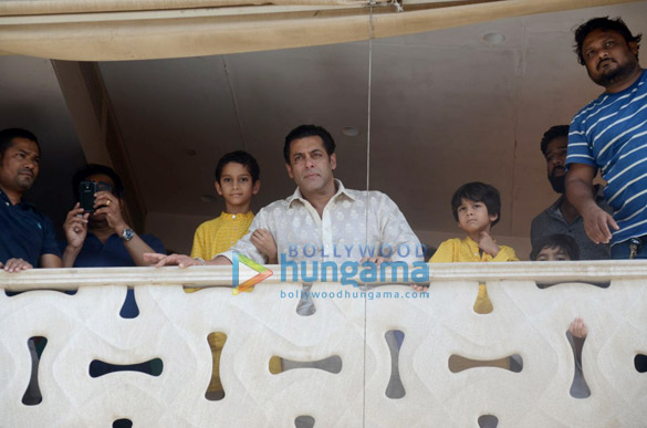 salman khan arbaaz khan and family greet fans on eid outside his residence 4