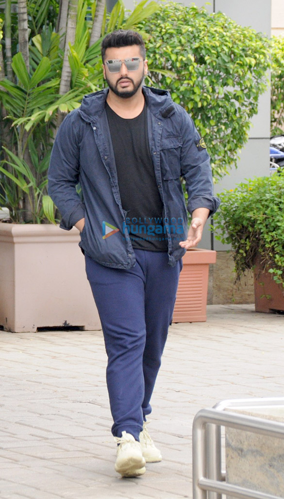 salman khan jacqueline fernandez janhvi kapoor bipasha basu and others snapped at the airport 11