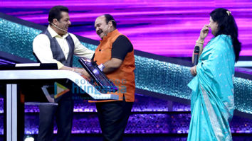 Salman Khan and Dancing Uncle – Sanjeev Srivastav snapped in conversation on Dus Ka Dum
