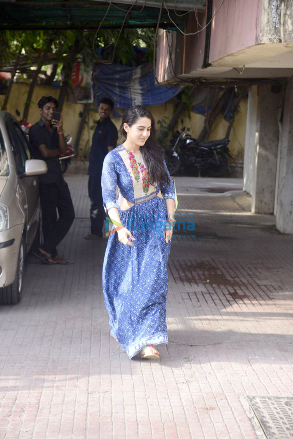 sara ali khan snapped post her gym session in mumbai 5