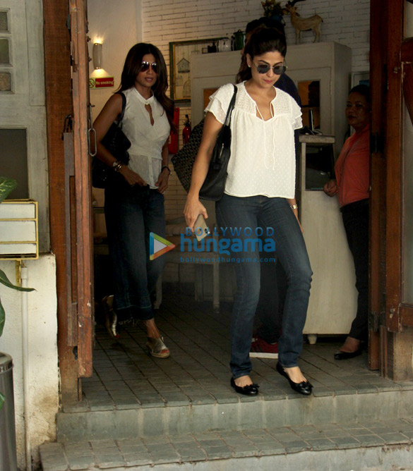 shilpa shetty and shamita shetty spotted at fable restaurant in juhu 1