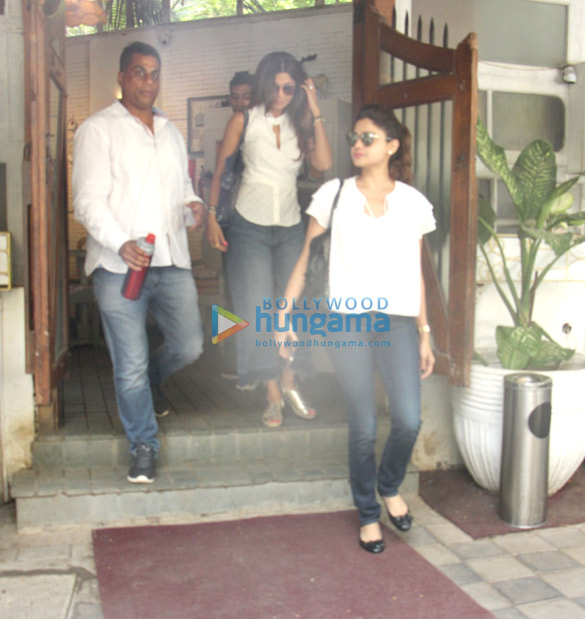 shilpa shetty and shamita shetty spotted at fable restaurant in juhu 2