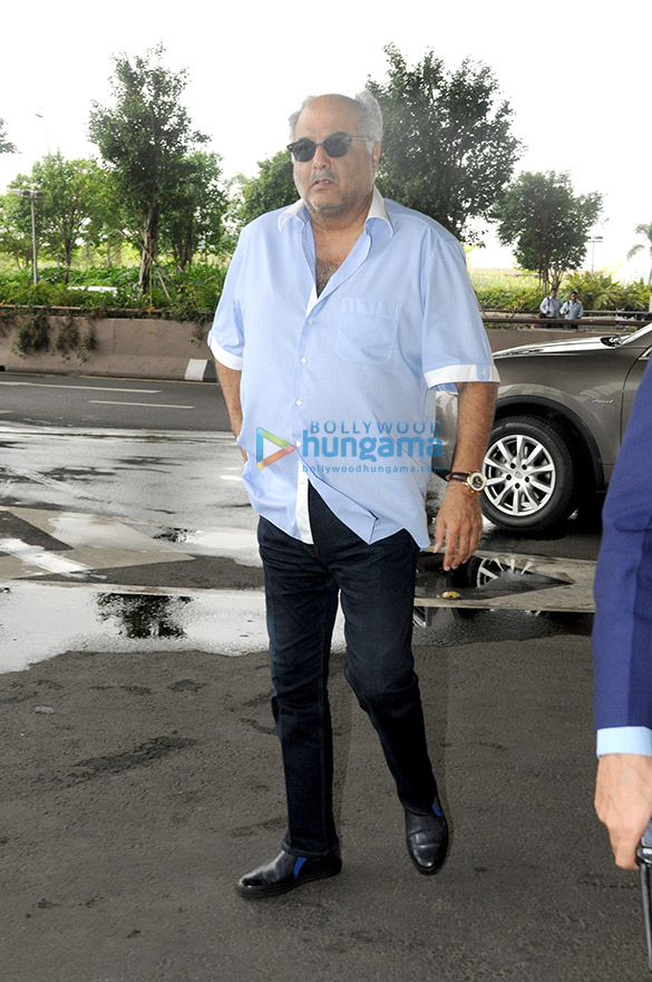 shraddha kapoor iulia vantur taapsee pannu and others snapped at the airport 4