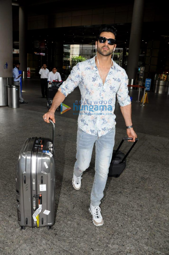 shraddha kapoor suniel shetty urvashi rautela and others snapped at the airport 005 3