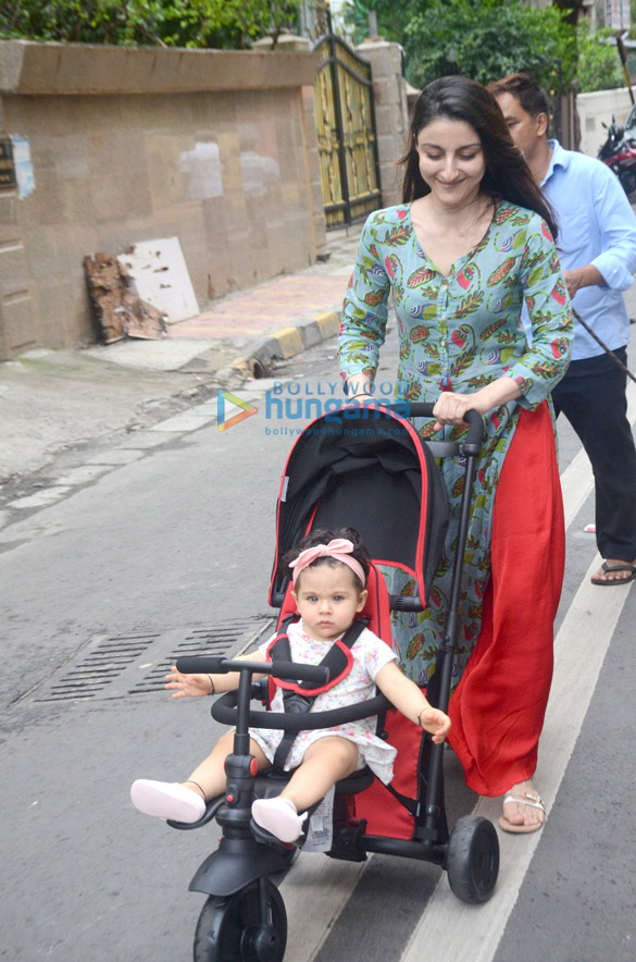 soha ali khan snapped with her daughter inaaya naumi kemmu 2
