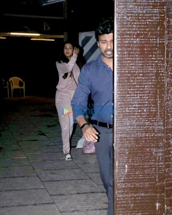 sonal chauhan spotted with nikhil dwivedi at his office in juhu 6