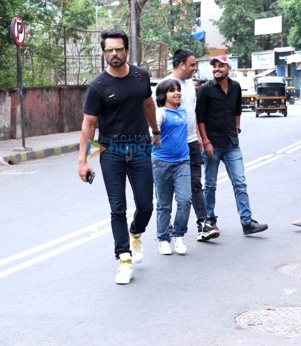 sonu sood snapped with his son in juhu 3