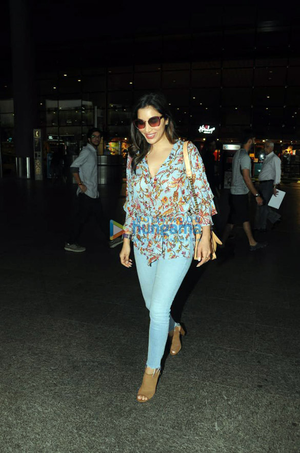 sophie choudry snapped at the airport 3