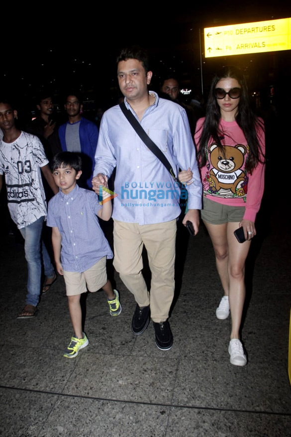 varun arjun bobby deol and others snapped at the airport 4