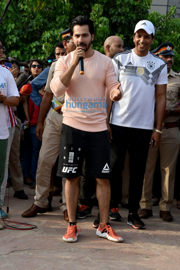 varun dhawan participates in the beach clean up drive in juhu 6
