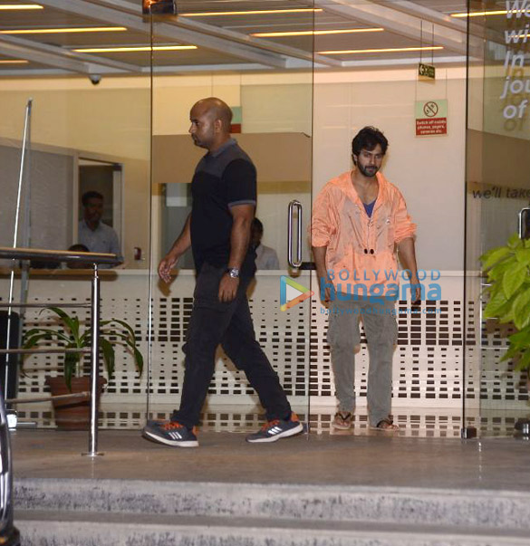 Varun Dhawan spotted at Hinduja hospital to see his newborn niece Varun Dhawan spotted at Hinduja hospital to see his newborn niece