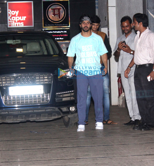 varun dhawan spotted outside his gym 2