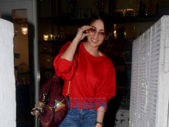 Yami Gautam snapped outside BBlunt salon in Khar