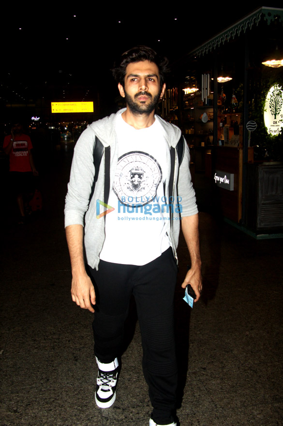 aamir khan kriti sanon sophie choudry and others snapped at the airport
