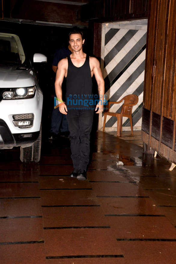 Aayush Sharma and Kartik Aaryan snapped outside the gym Aayush Sharma and Kartik Aaryan snapped outside the gym