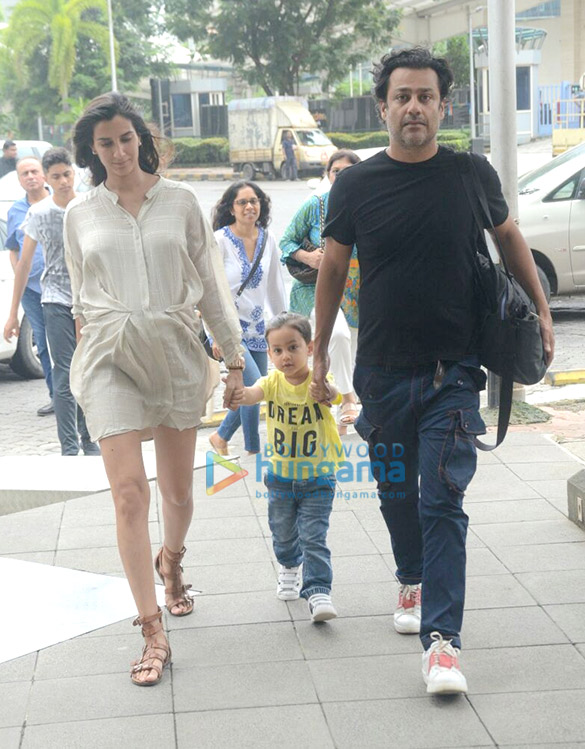 abhishek kapoor snapped with wife and daughter at bkc 3