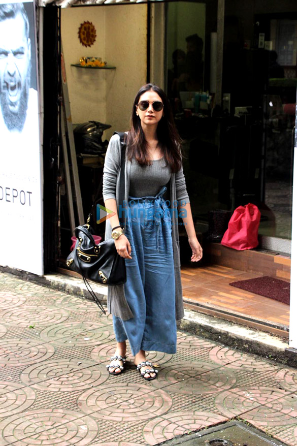 aditi rao hydari snapped at a salon 4