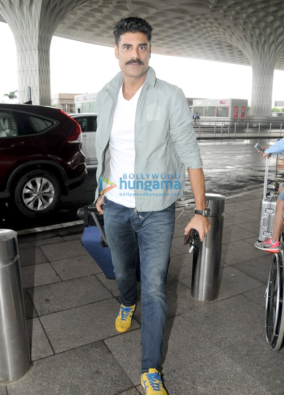 aishwarya rai bachchan jackie shroff jackky bhagnani and others snapped at the airport 2
