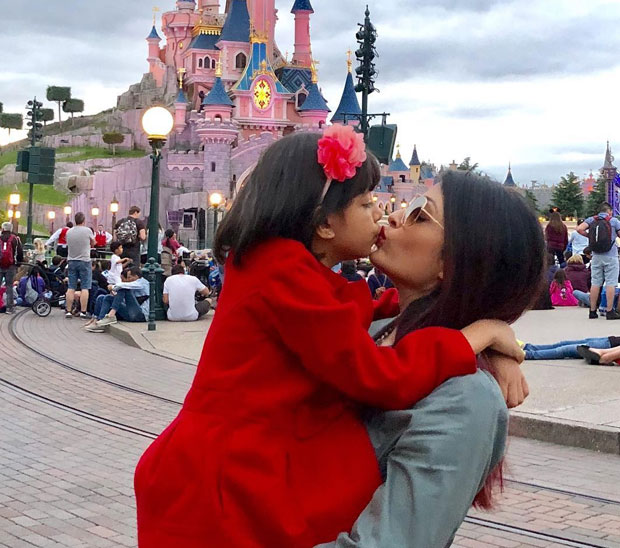 Aishwarya Rai Bachchan and Aaradhya’s trip to Disneyland is all HEART (Watch video)