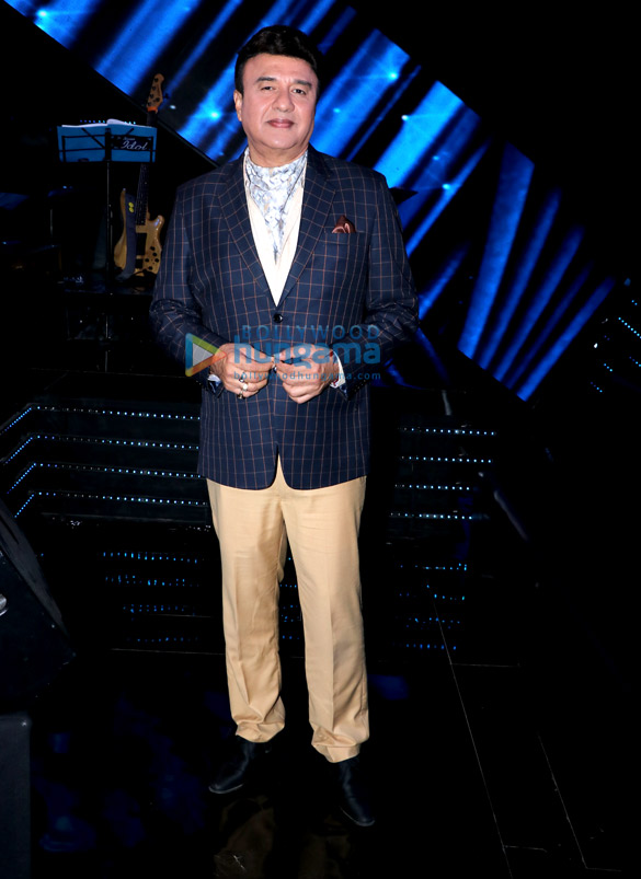 anu malik vishal dadlani and neha kakkar snapped along with the contestants on the sets of indian idol 4