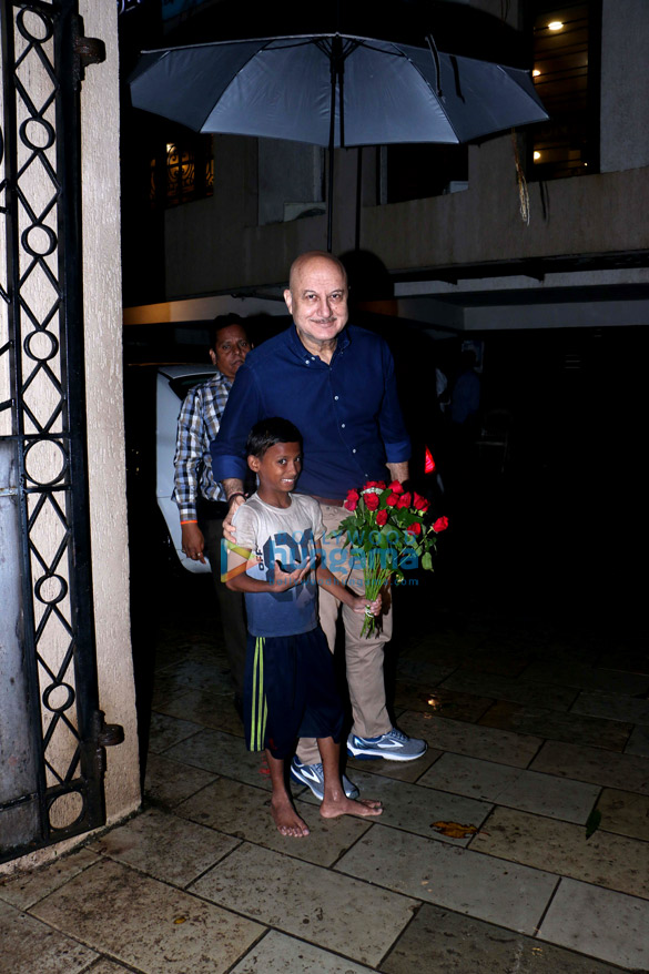anupam kher spotted at juhu 4