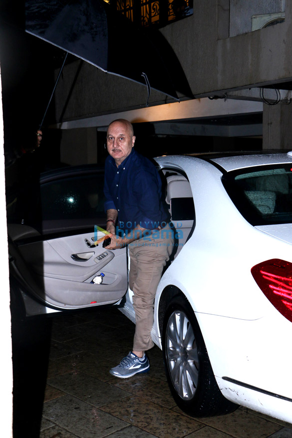 anupam kher spotted at juhu 6