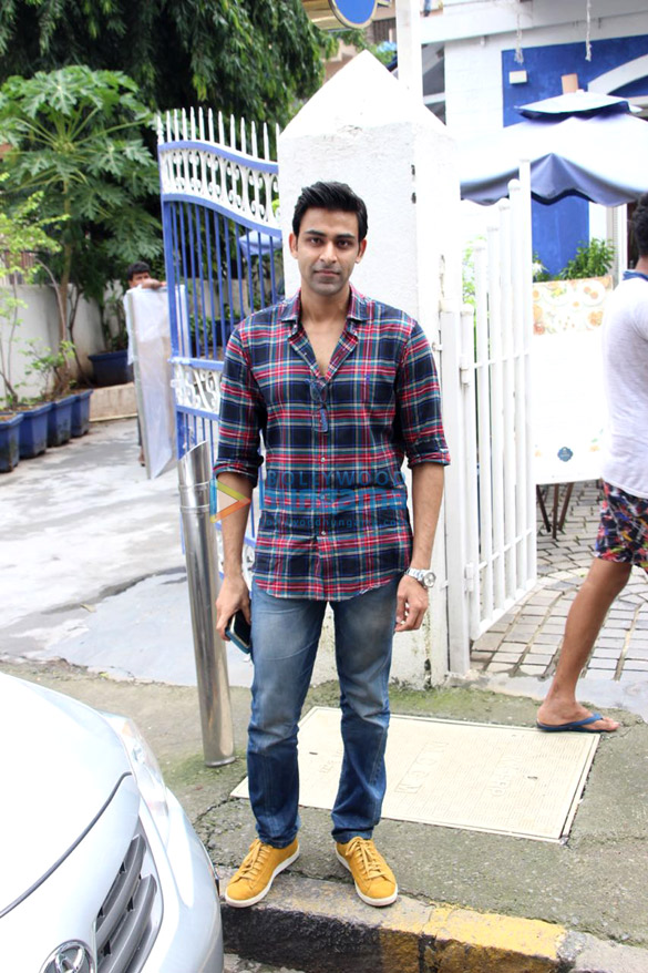 aparshakti khurrana and anirudh tanwar spotted at taj mahal tea house 3