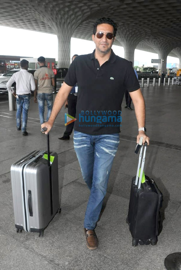 arjun kapoor parineeti chopra and sulaiman merchant snapped at the airport 6