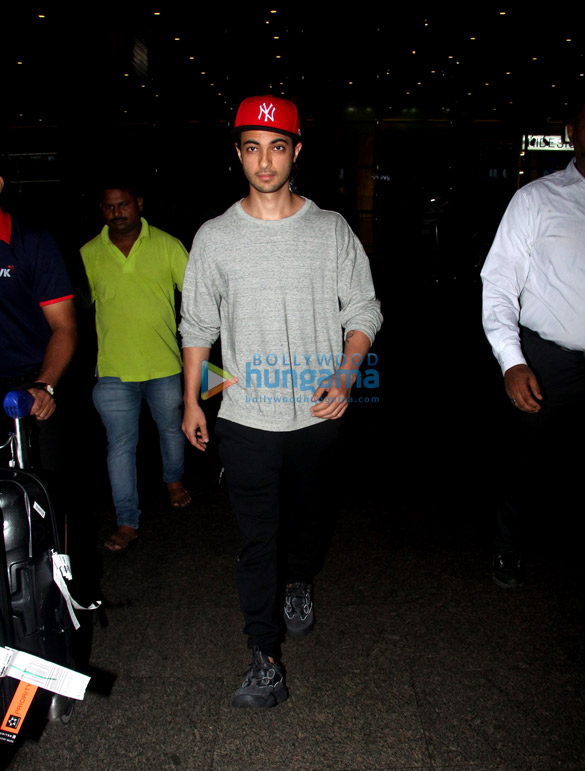 ishaan khatter janhvi kapoor karisma kapoor and others snapped at the airport 4
