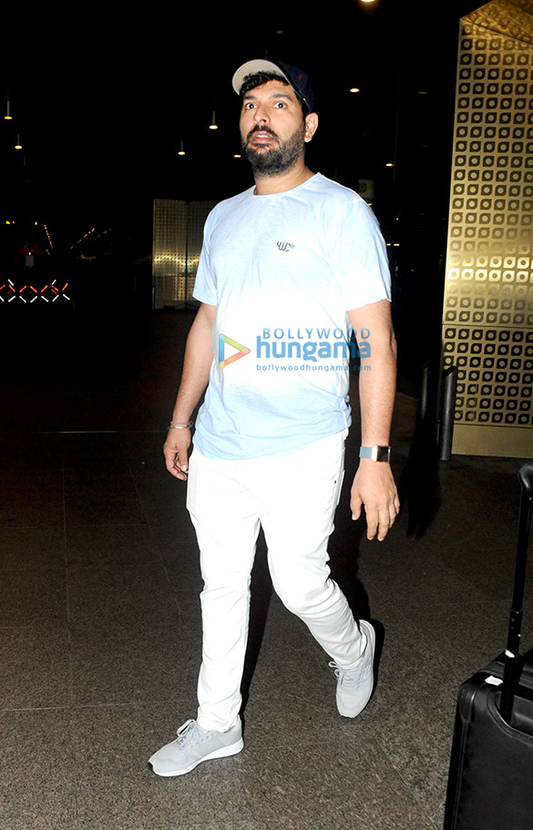 ishaan khatter janhvi kapoor and others snapped at the airport 2