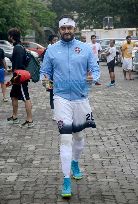 ishaan khatter mahendra singh dhoni and others snapped during a soccer match 5