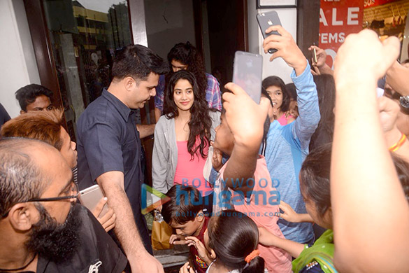 Janhvi Kapoor, Khushi Kapoor, Shanaya Kapoor and others snapped in Bandra Janhvi Kapoor, Khushi Kapoor, Shanaya Kapoor and others snapped in Bandra