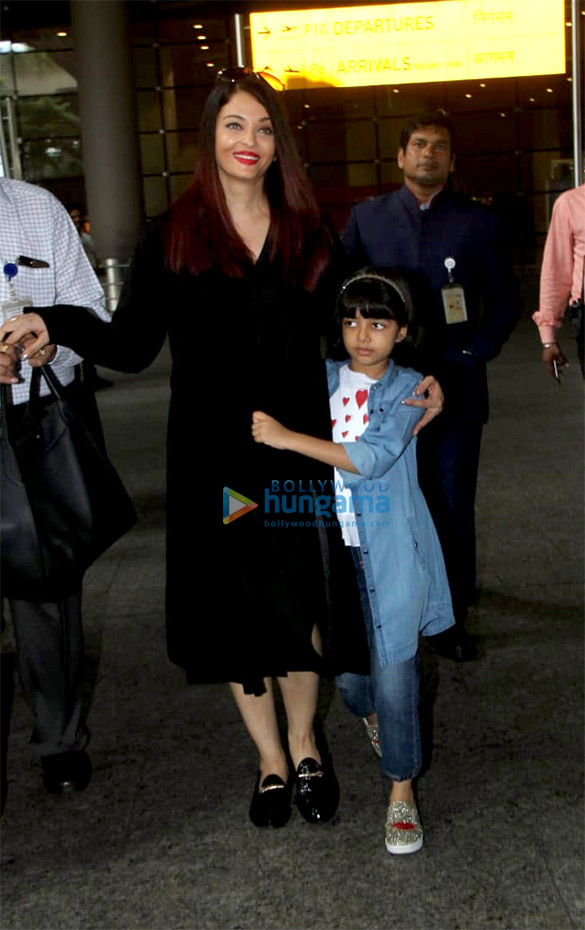 janhvi kapoor priyanka chopra and others snapped at the airport2 1