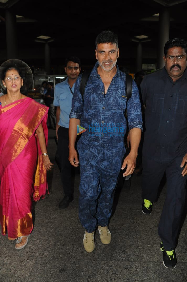 janhvi kapoor priyanka chopra and others snapped at the airport4 2