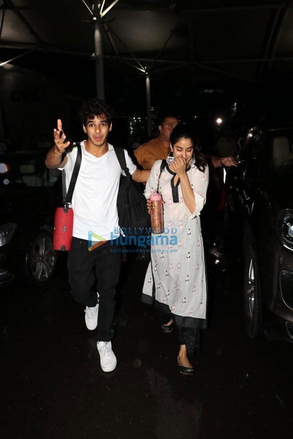 janhvi kapoor and ishaan khatter snapped at the airport 1