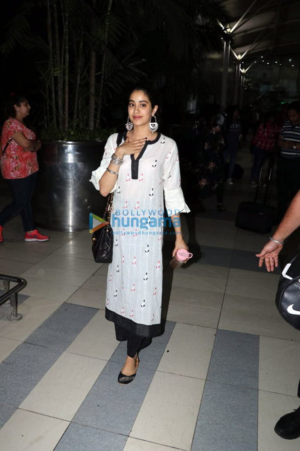 janhvi kapoor and ishaan khatter snapped at the airport 4