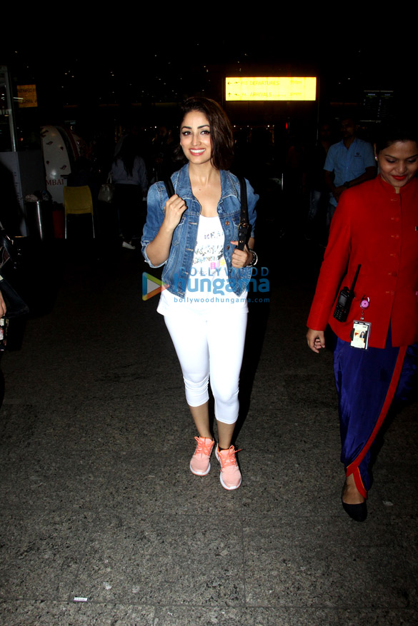 kangana ranaut and laxmi rai snapped at the airport last night 1 2