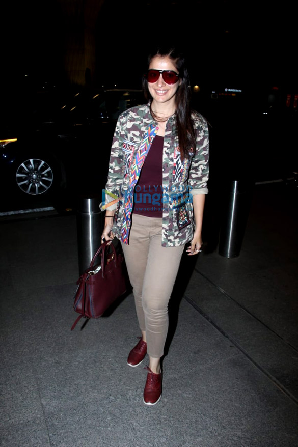 kangana ranaut and laxmi rai snapped at the airport last night 2