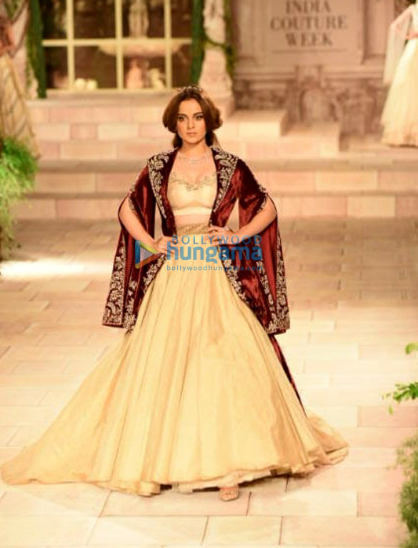 kangana ranaut walk the ramp for anju modi at india couture week 2018 4